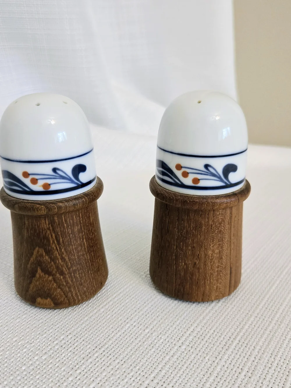 Vtg Dansk Salt & Pepper Shaker Set Blue White Teak Wood Scroll Floral 4